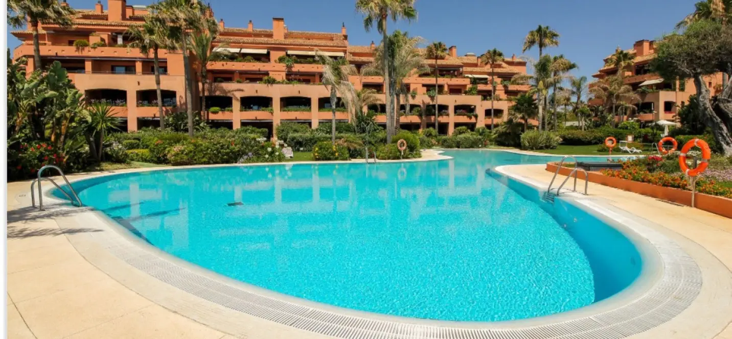 Alquiler a corto plazo de apartamento en planta media en Puerto Banús 0