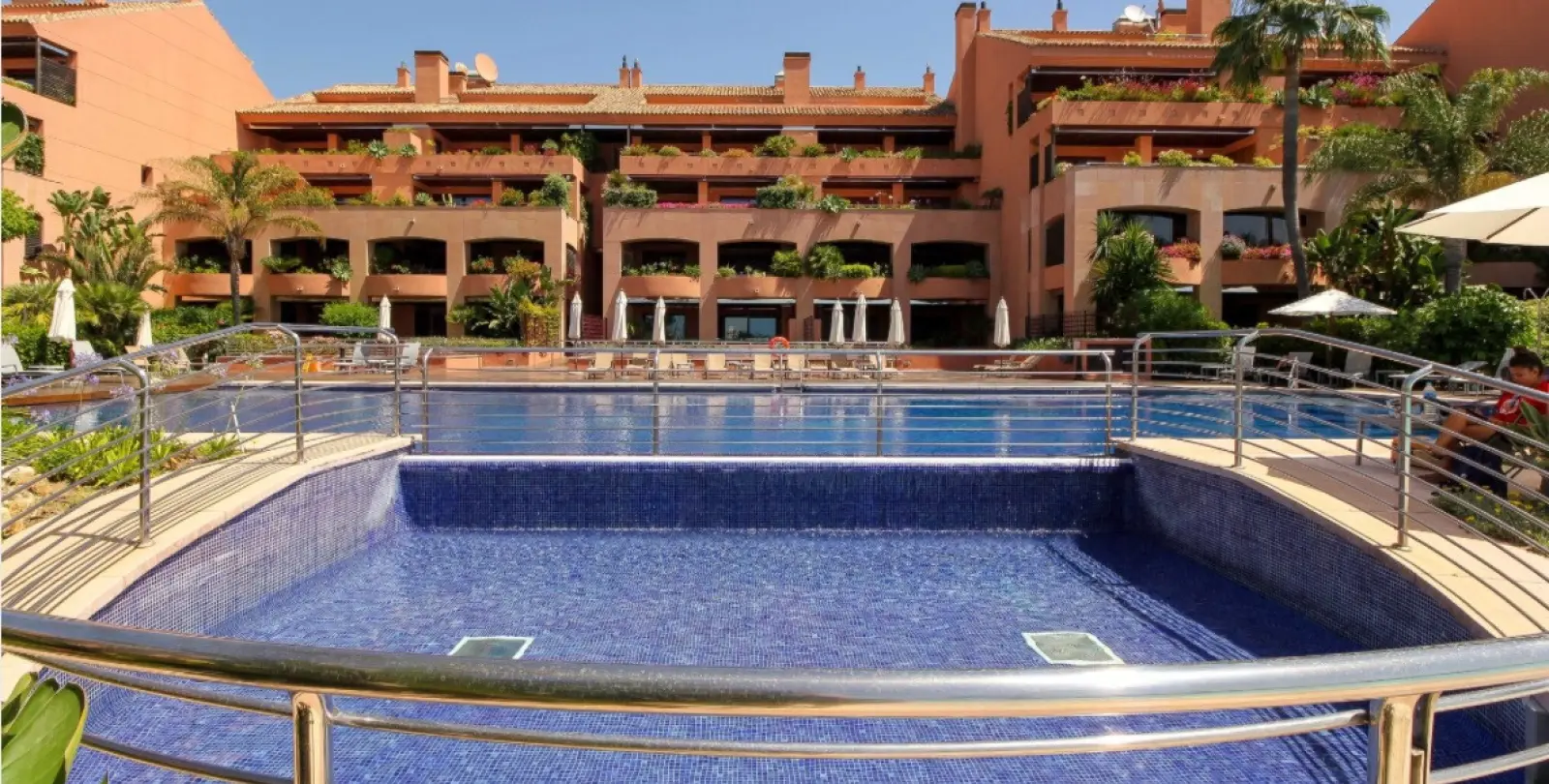Alquiler a corto plazo de apartamento en planta media en Puerto Banús 2