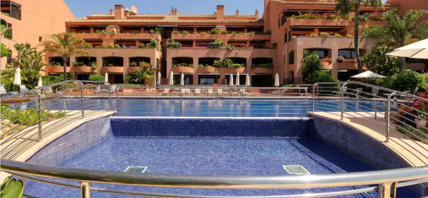 Alquiler a corto plazo de apartamento en planta media en Puerto Banús 1