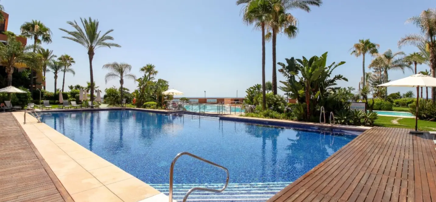 Alquiler a corto plazo de apartamento en planta media en Puerto Banús 2