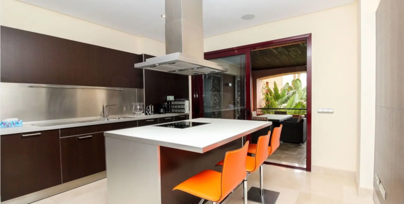 Alquiler a corto plazo de apartamento en planta media en Puerto Banús 12