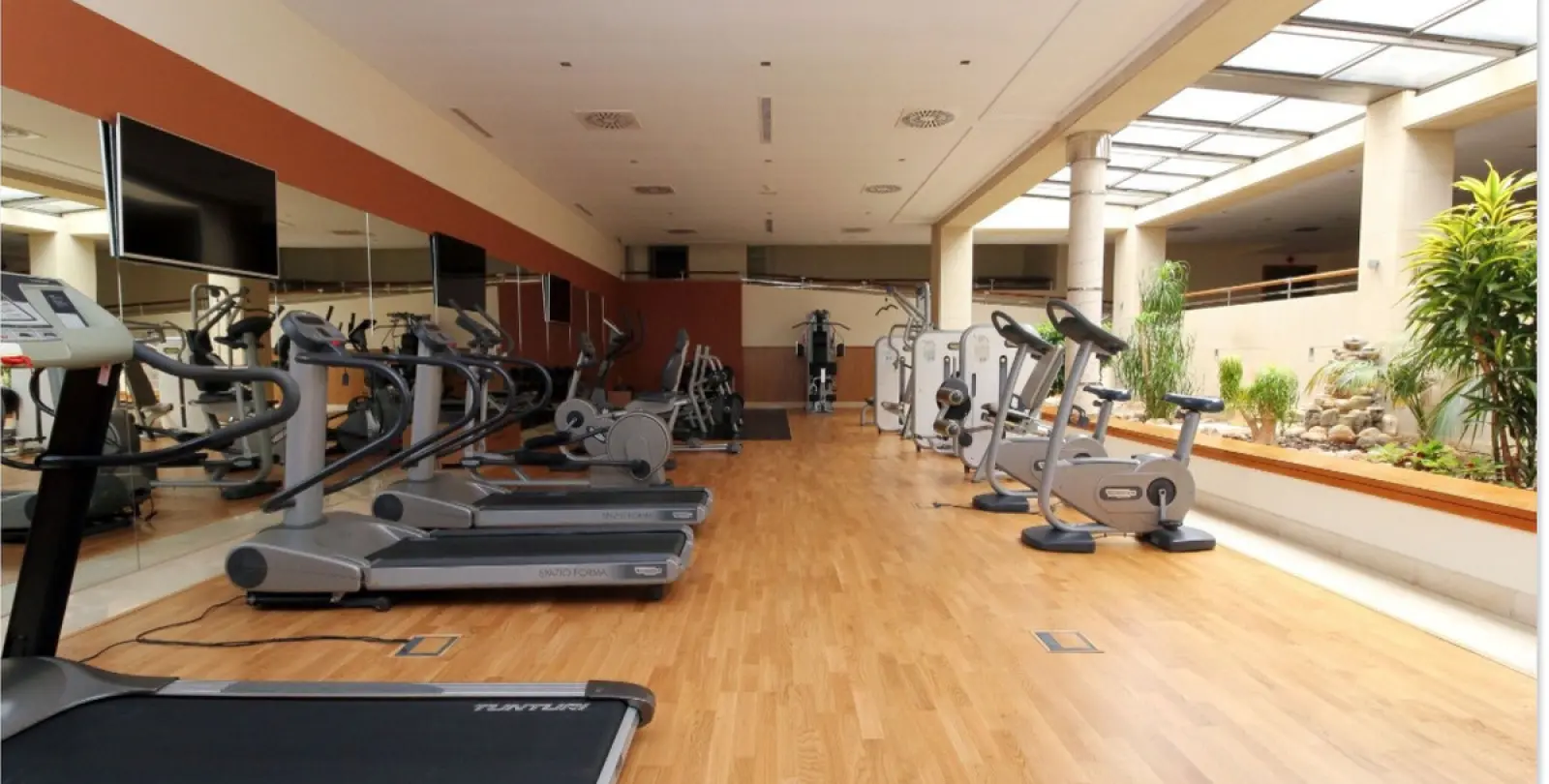 Alquiler a corto plazo de apartamento en planta media en Puerto Banús 23