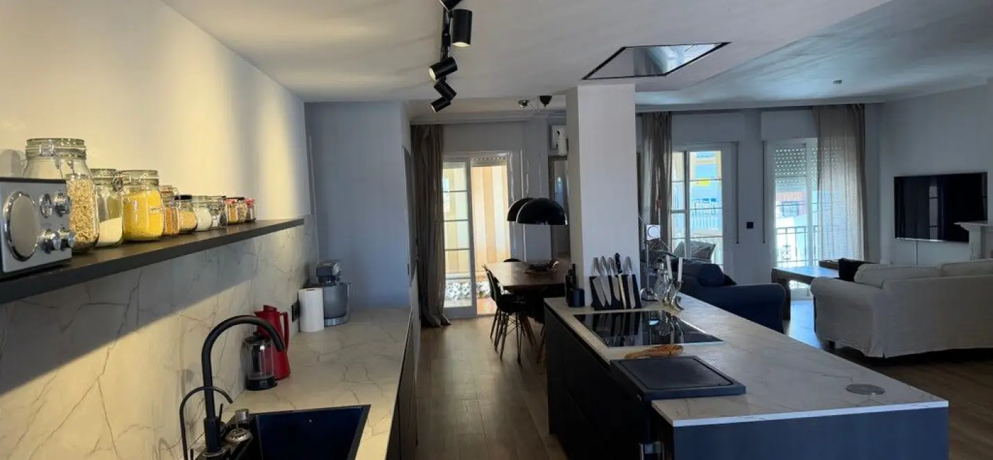 Sale of middle floor apartment in Fuengirola 1