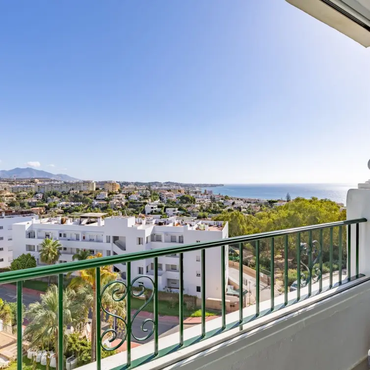 Sale of middle floor apartment in La Cala de Mijas