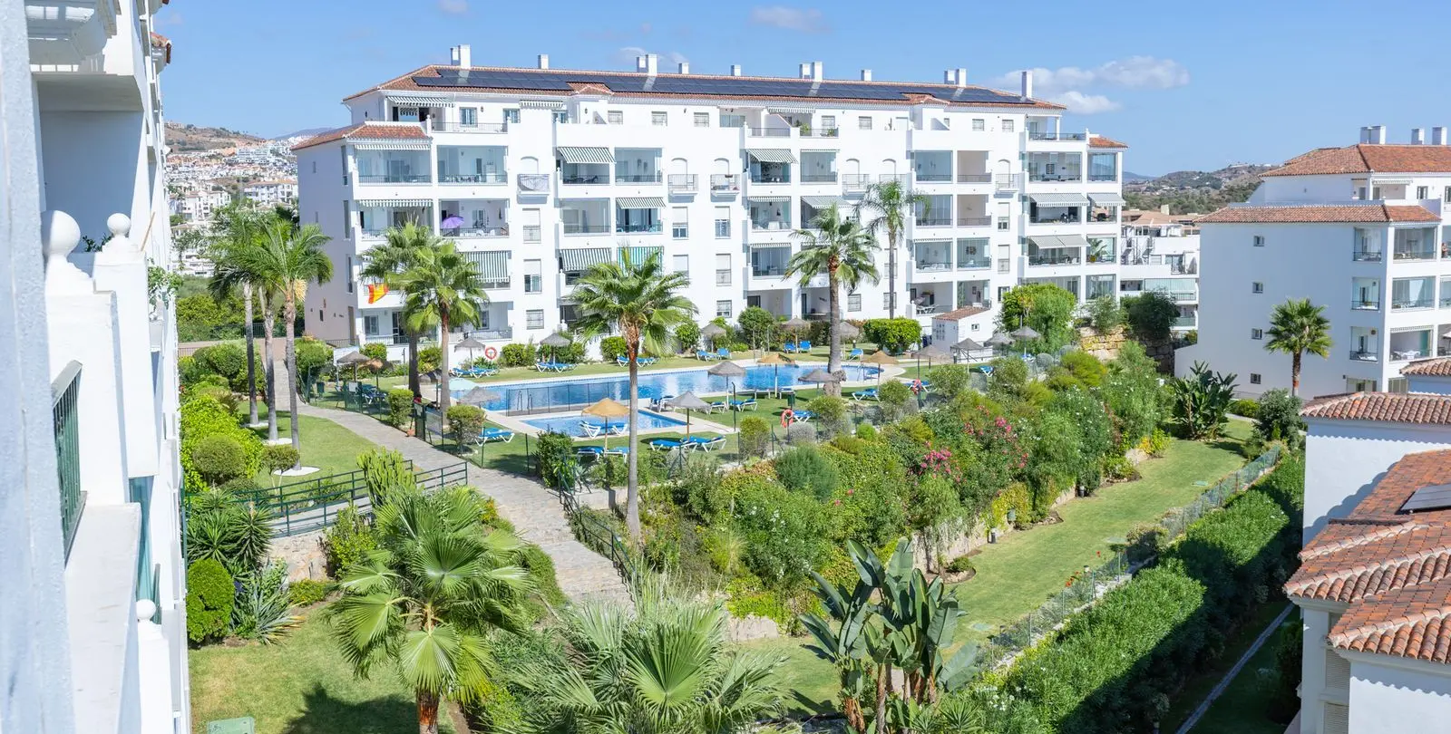 Sale of middle floor apartment in La Cala de Mijas 41