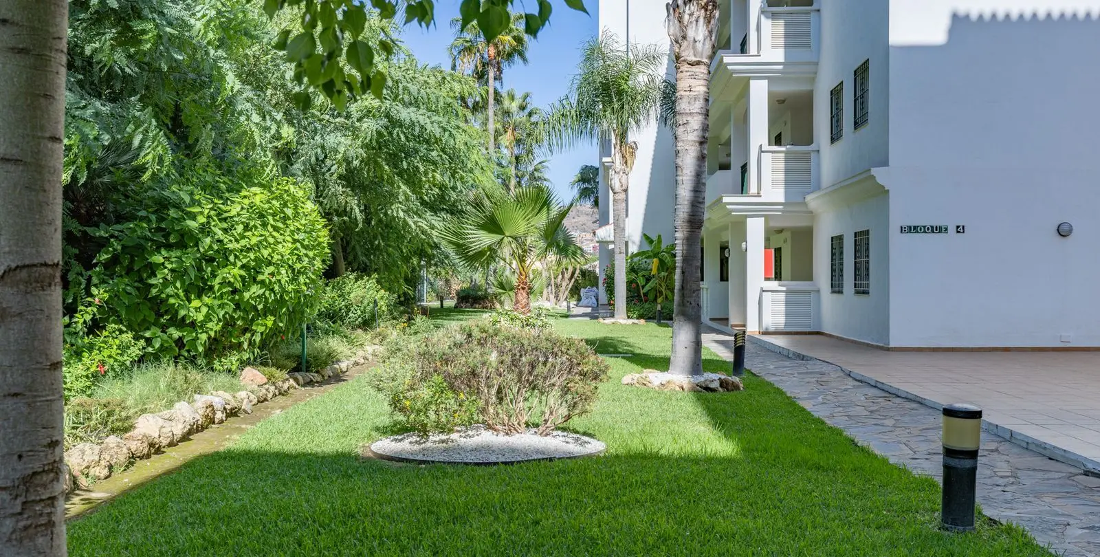 Sale of middle floor apartment in La Cala de Mijas 42