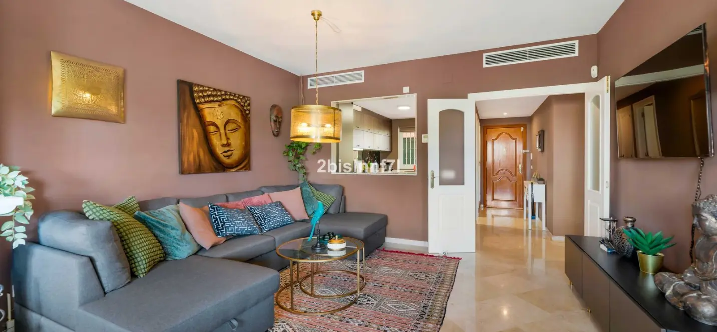 Venta de apartamento en planta media en Nueva Andalucía 2