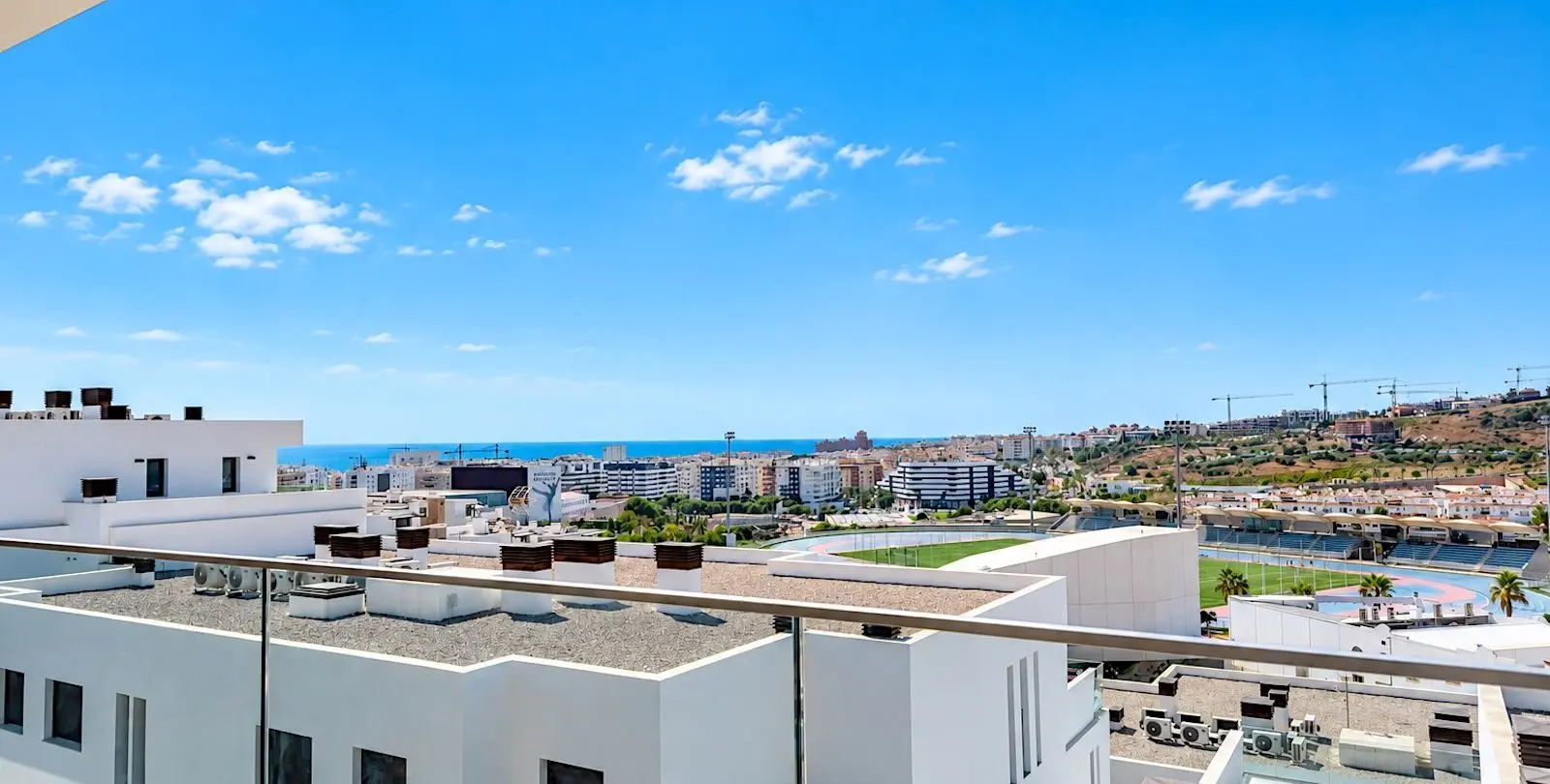 Venta de apartamento en planta media en Estepona 2