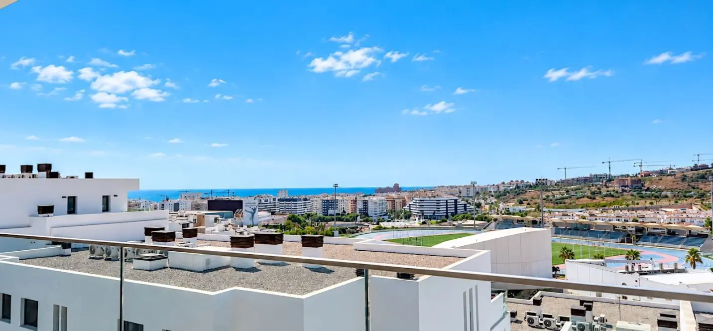 Venta de apartamento en planta media en Estepona 1