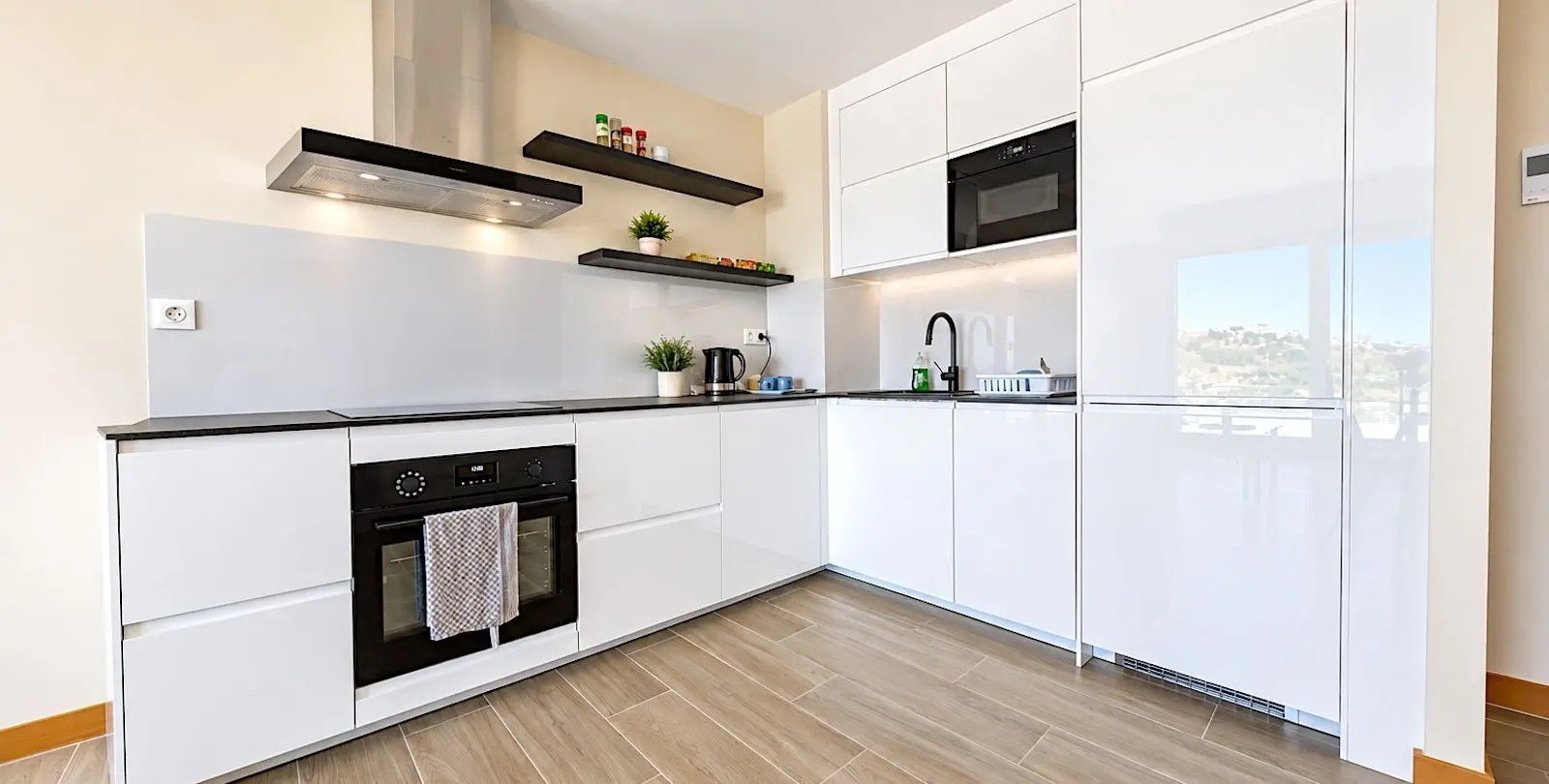 Venta de apartamento en planta media en Estepona 5