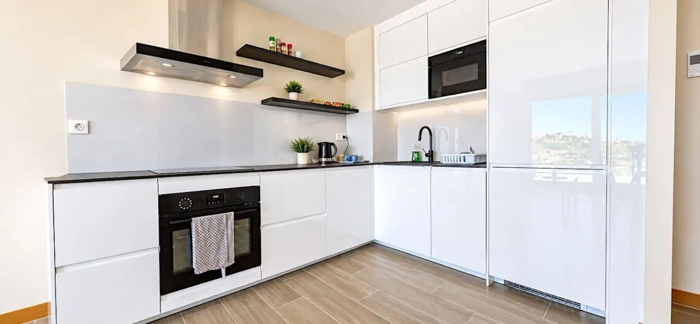 Venta de apartamento en planta media en Estepona 4