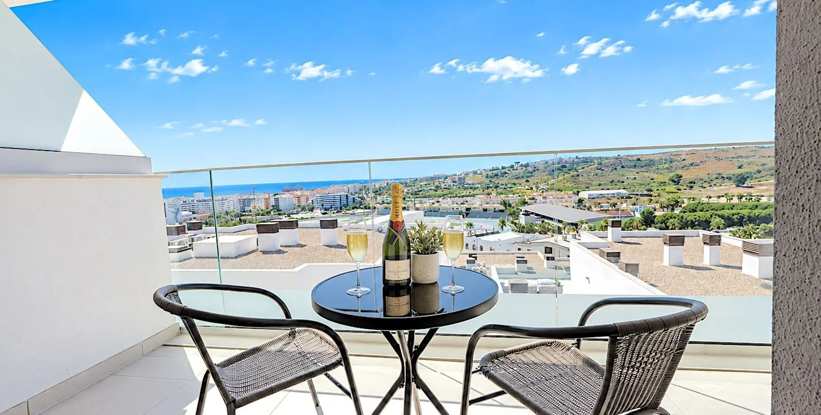 Venta de apartamento en planta media en Estepona 14
