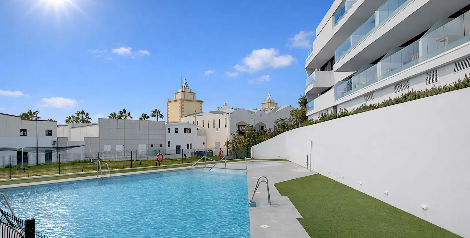Venta de apartamento en planta media en Estepona 17
