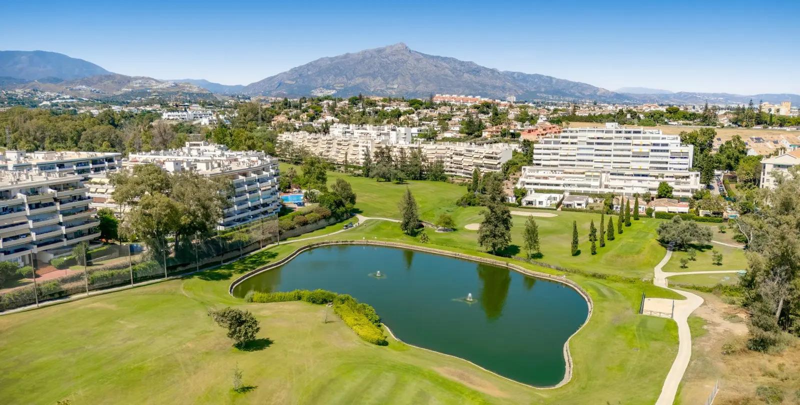 Venta de apartamento en planta media en San Pedro de Alcántara 1
