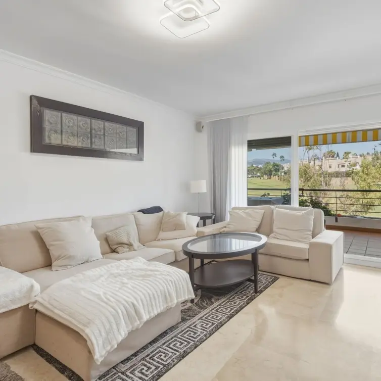 Продажа апартаментов на среднем этаже в San Pedro de Alcántara