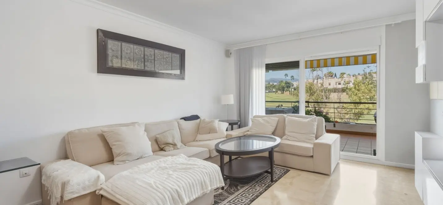 Venta de apartamento en planta media en San Pedro de Alcántara 1
