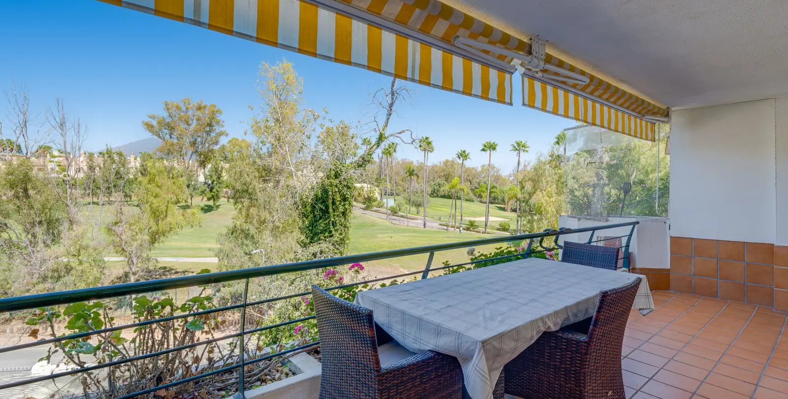 Venta de apartamento en planta media en San Pedro de Alcántara 3