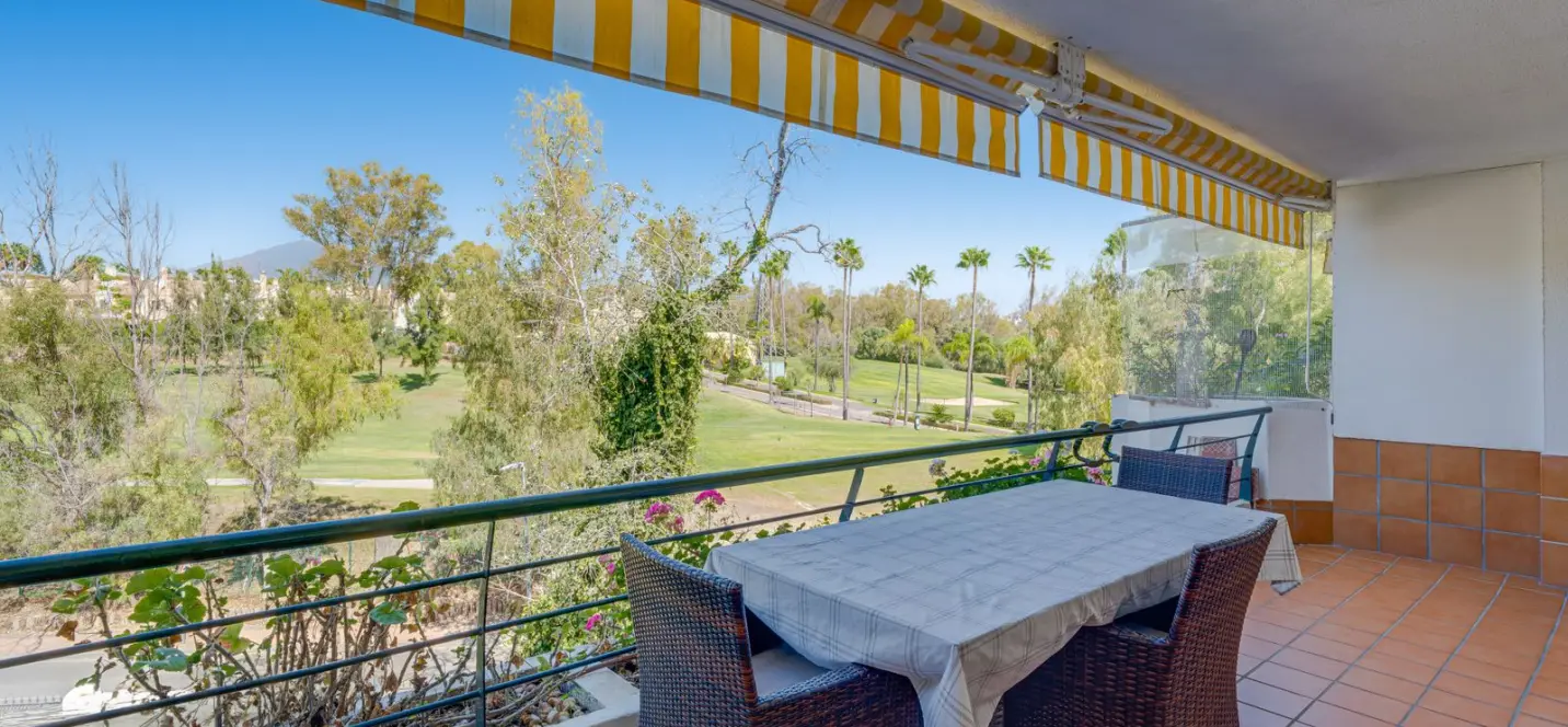 Venta de apartamento en planta media en San Pedro de Alcántara 2
