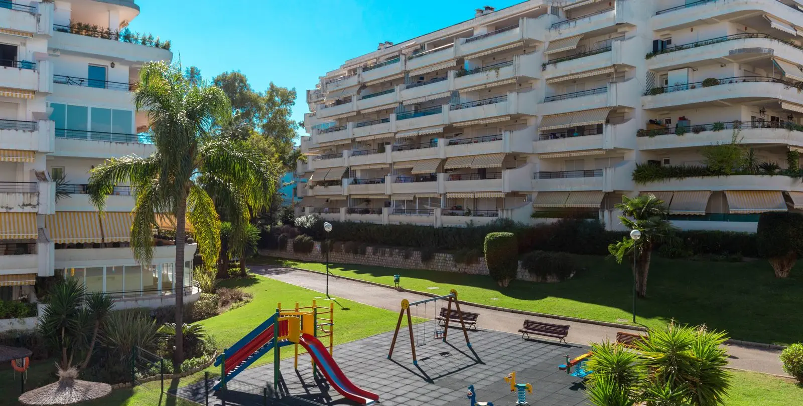 Venta de apartamento en planta media en San Pedro de Alcántara 15