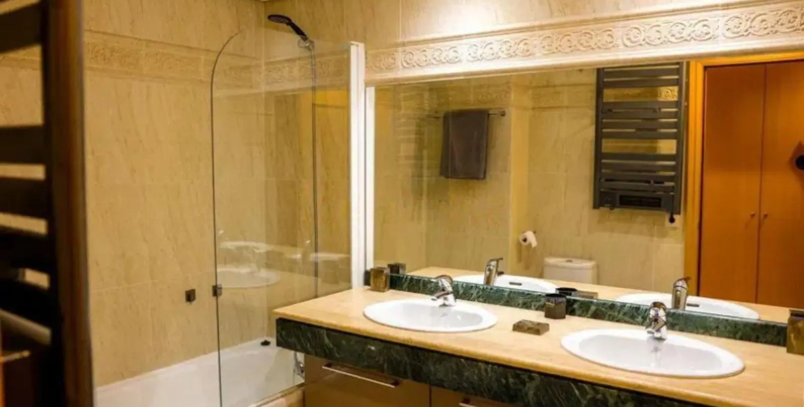 Venta de apartamento en planta media en Selwo 8