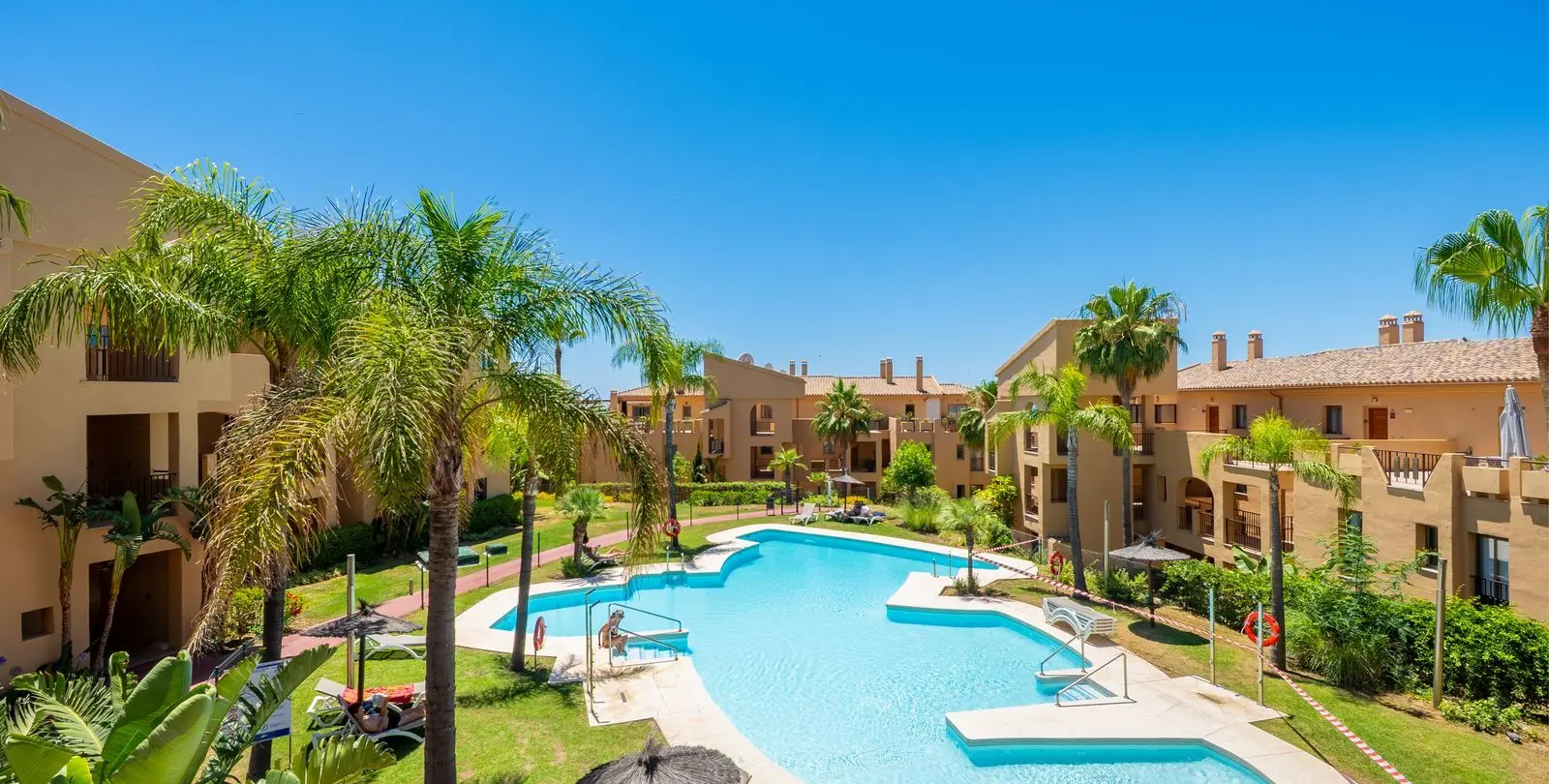 Sale of middle floor apartment in Benahavís 1