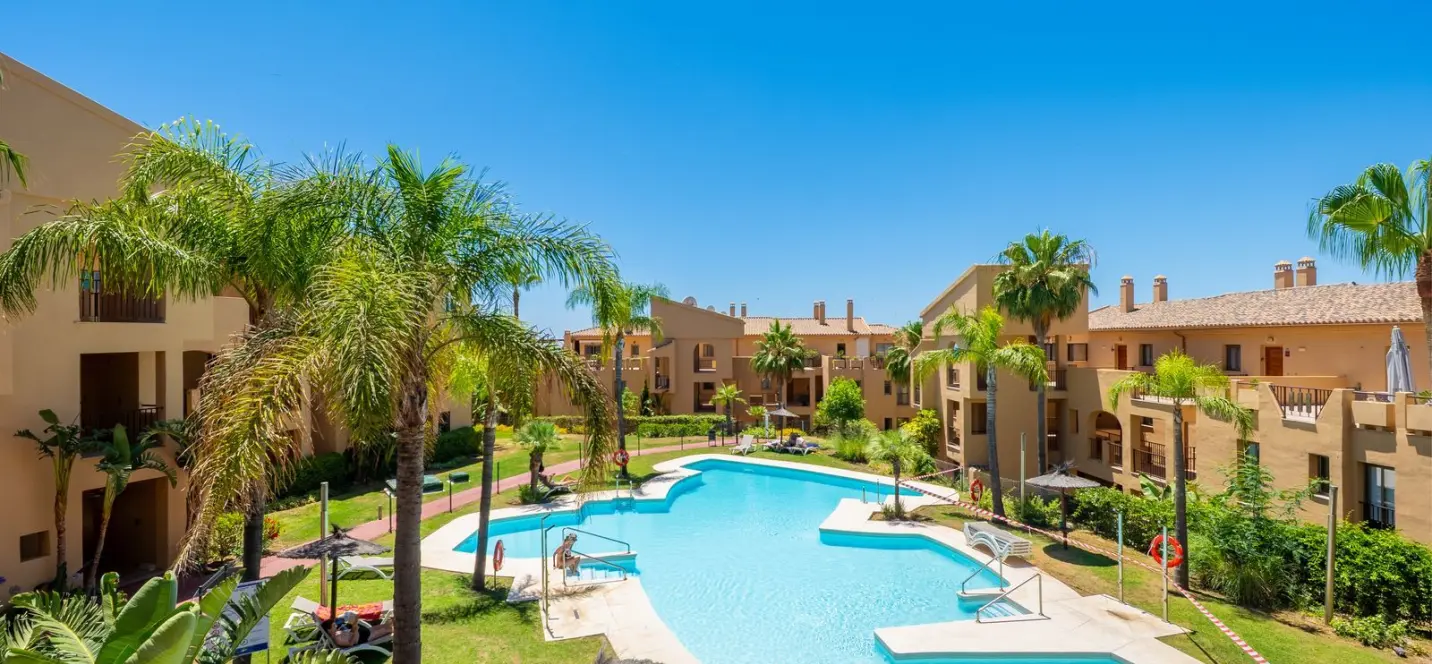 Venta de apartamento en planta media en Benahavís 0