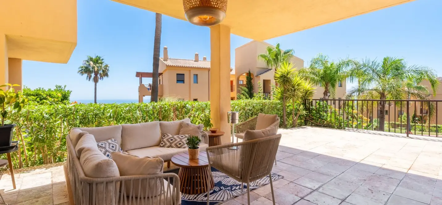 Venta de apartamento en planta media en Benahavís 2