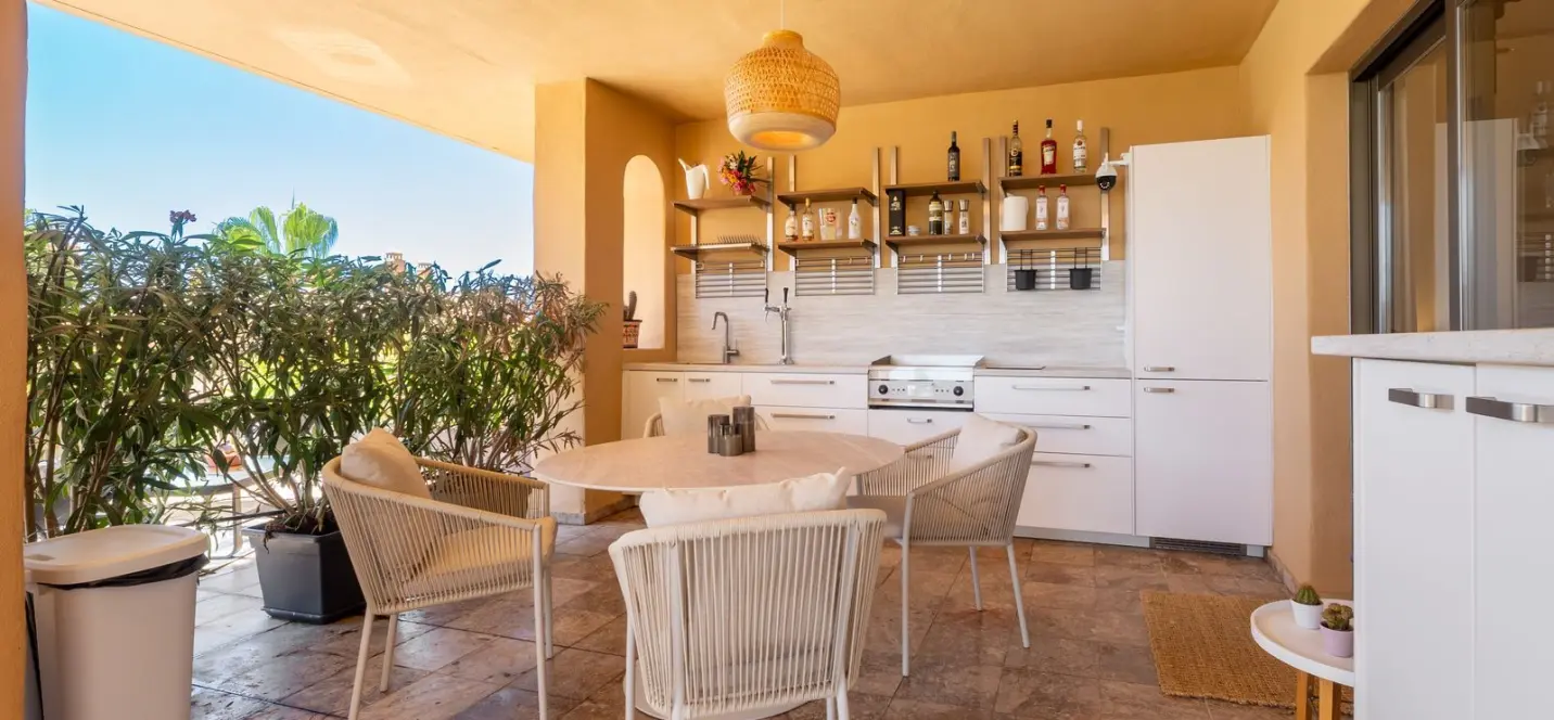 Venta de apartamento en planta media en Benahavís 3