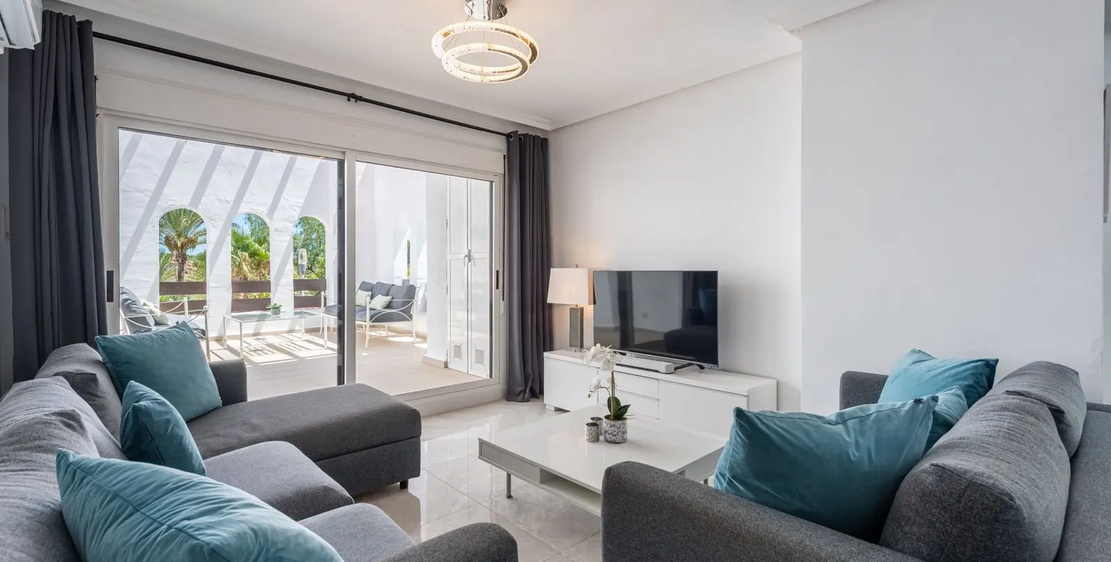 Venta de apartamento en planta media en Nueva Andalucía 1