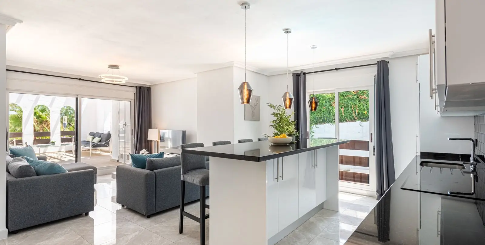 Venta de apartamento en planta media en Nueva Andalucía 2