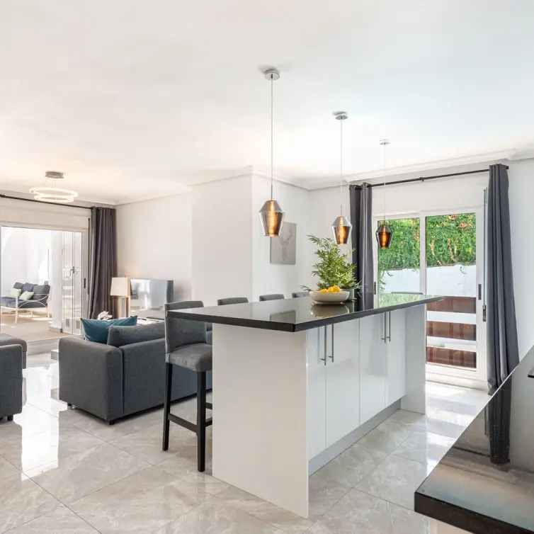 Sale of middle floor apartment in Nueva Andalucía