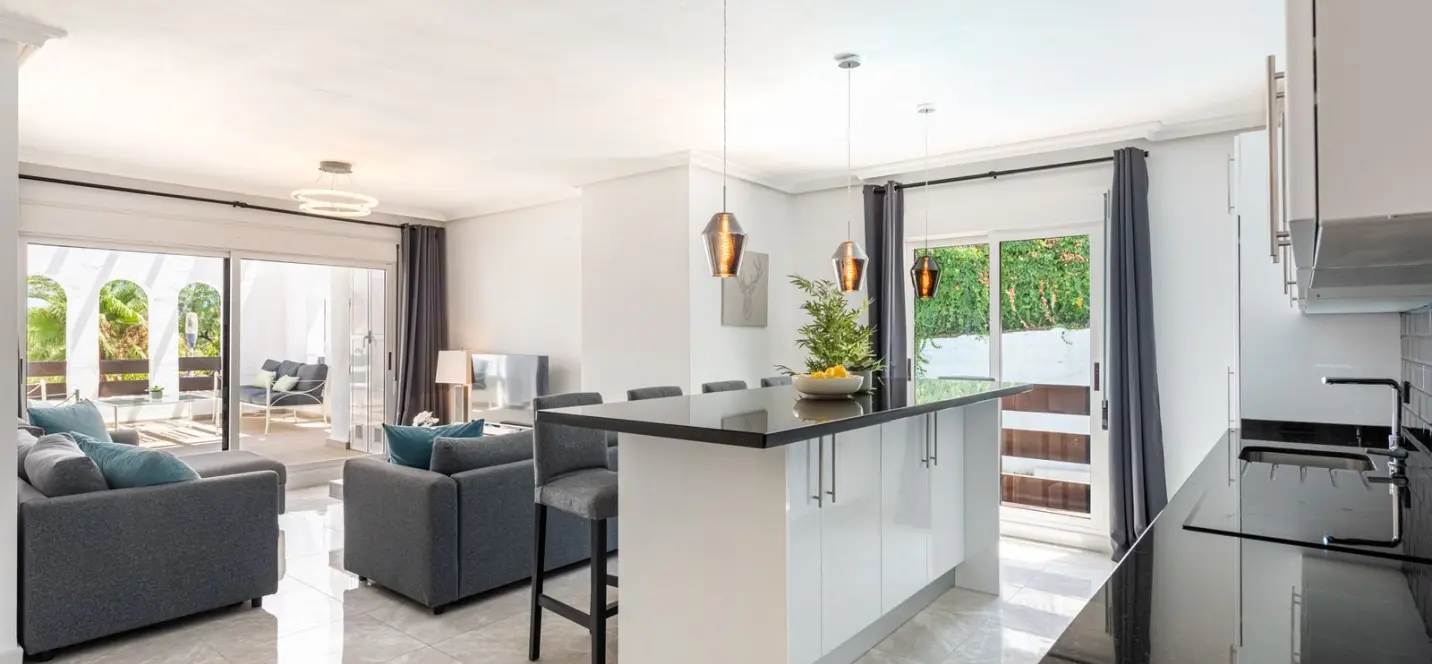 Venta de apartamento en planta media en Nueva Andalucía 1