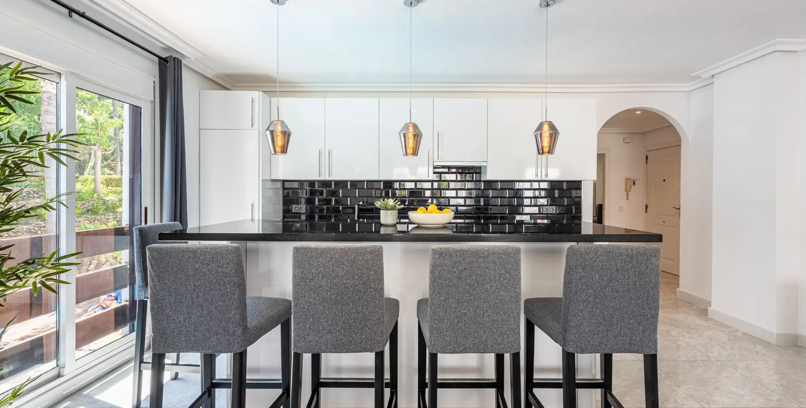 Venta de apartamento en planta media en Nueva Andalucía 3