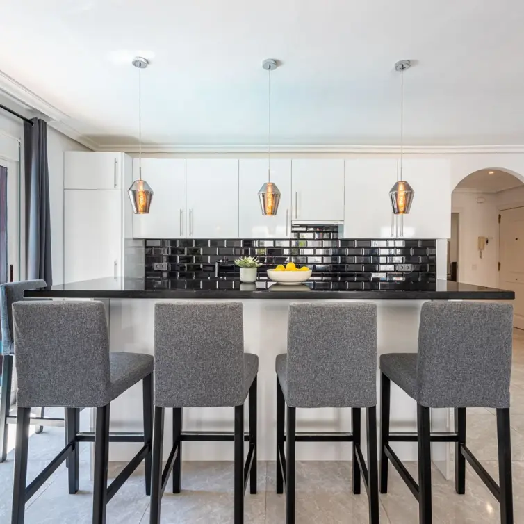 Sale of middle floor apartment in Nueva Andalucía