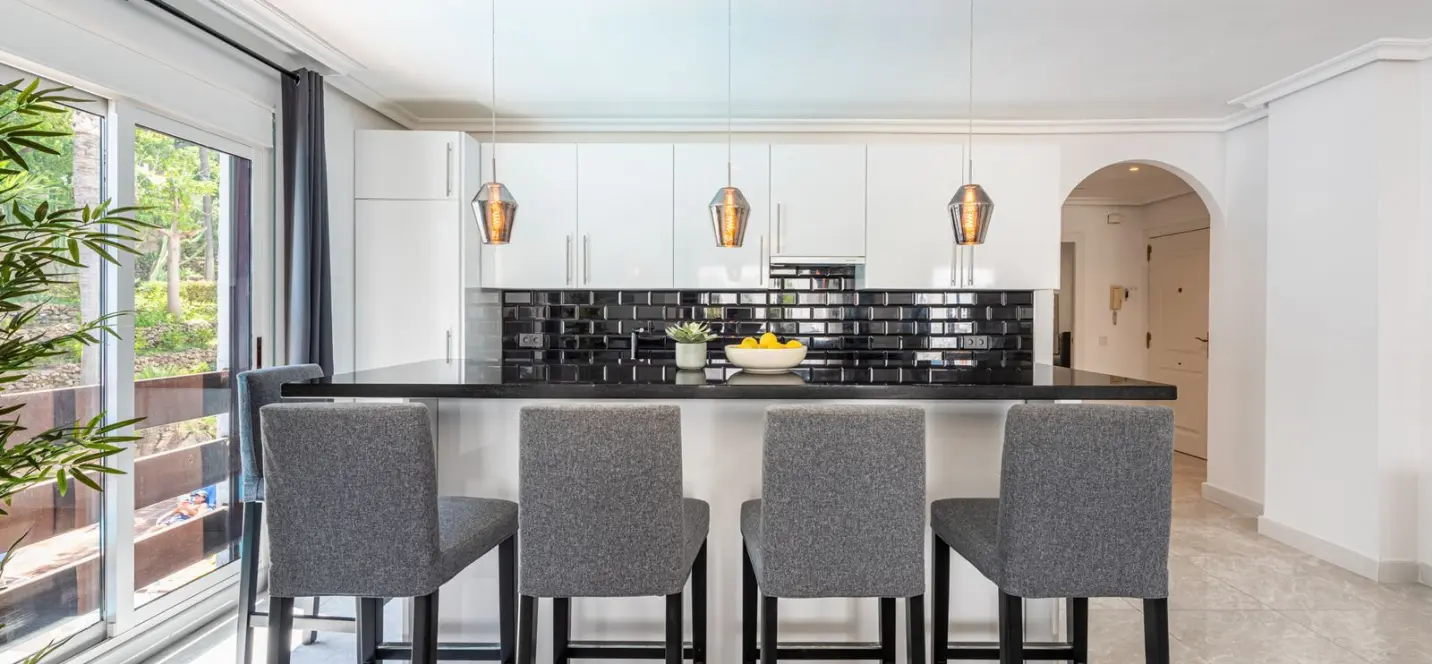 Venta de apartamento en planta media en Nueva Andalucía 2