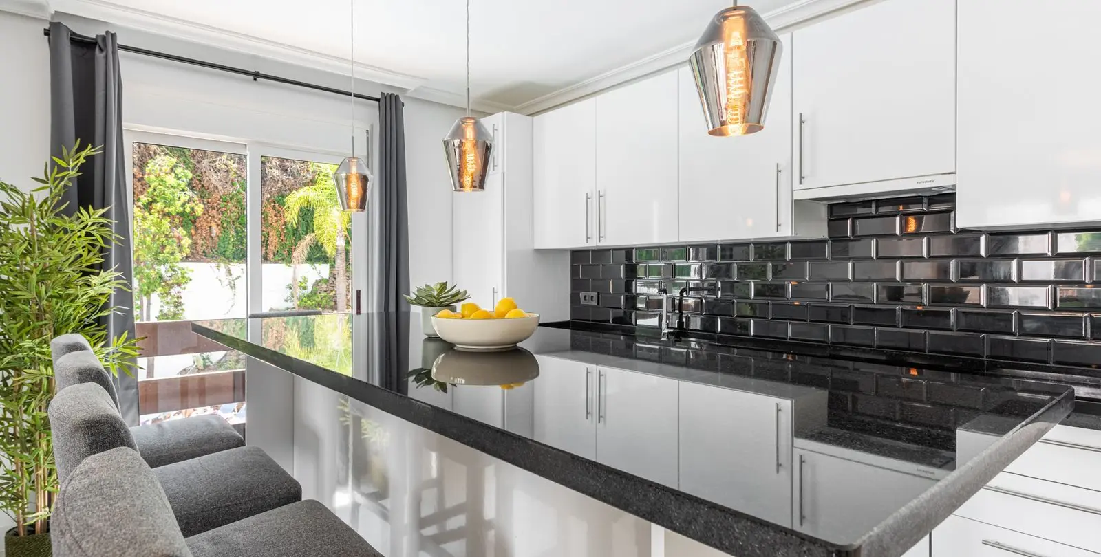 Venta de apartamento en planta media en Nueva Andalucía 4