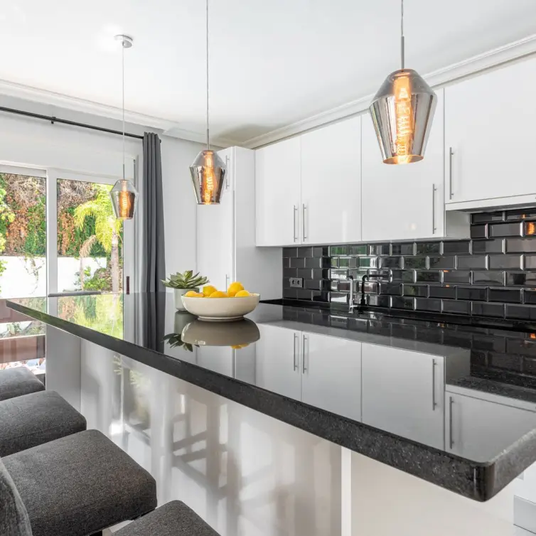 Sale of middle floor apartment in Nueva Andalucía