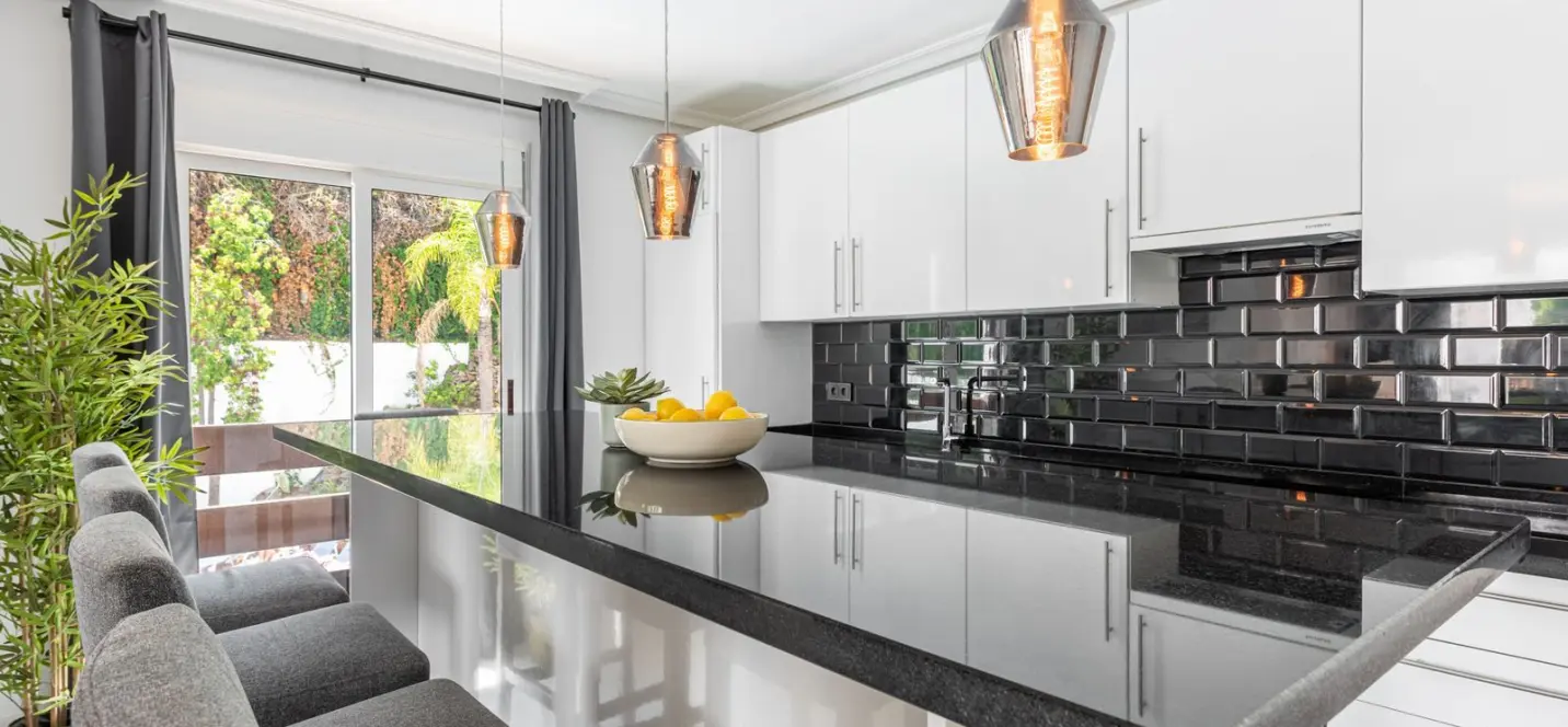 Venta de apartamento en planta media en Nueva Andalucía 3