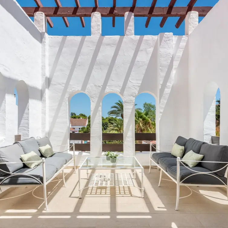 Sale of middle floor apartment in Nueva Andalucía