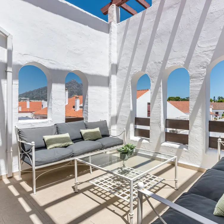 Sale of middle floor apartment in Nueva Andalucía