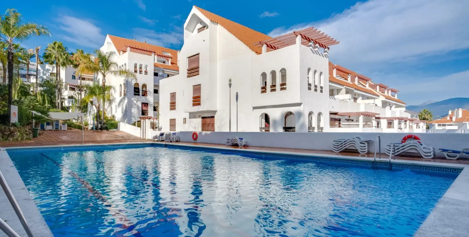 Venta de apartamento en planta media en Nueva Andalucía 18