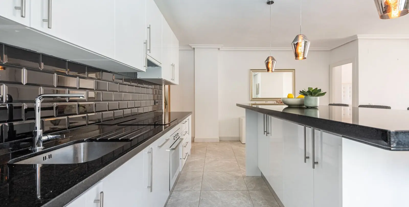 Venta de apartamento en planta media en Nueva Andalucía 19