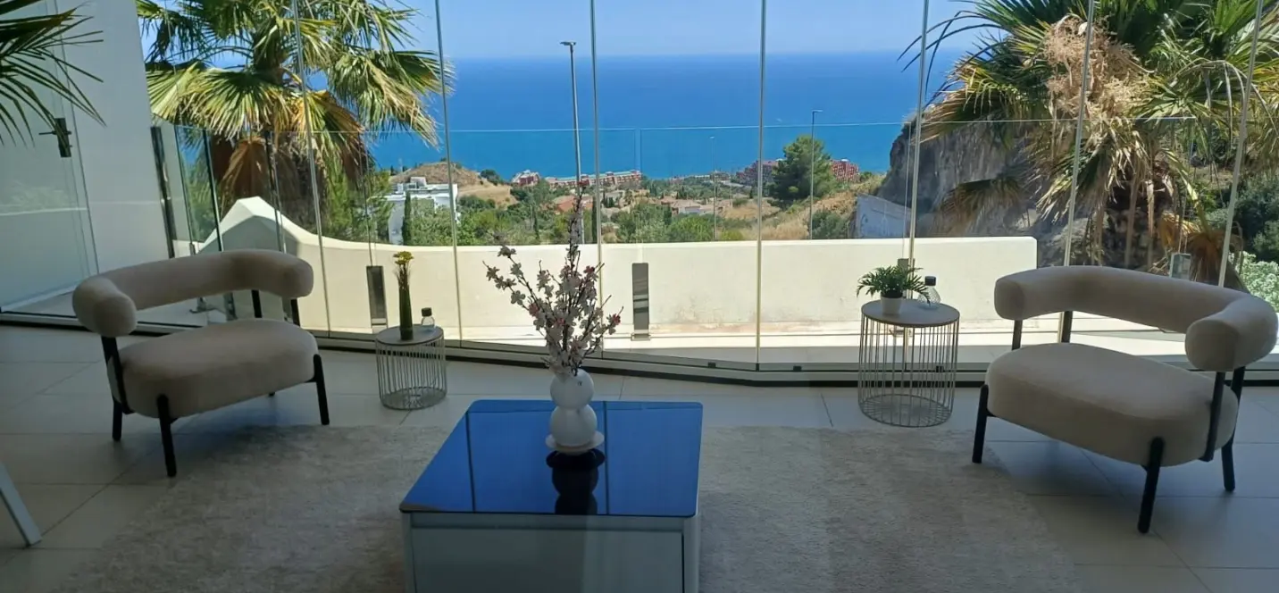 Sale of middle floor apartment in Benalmadena 1
