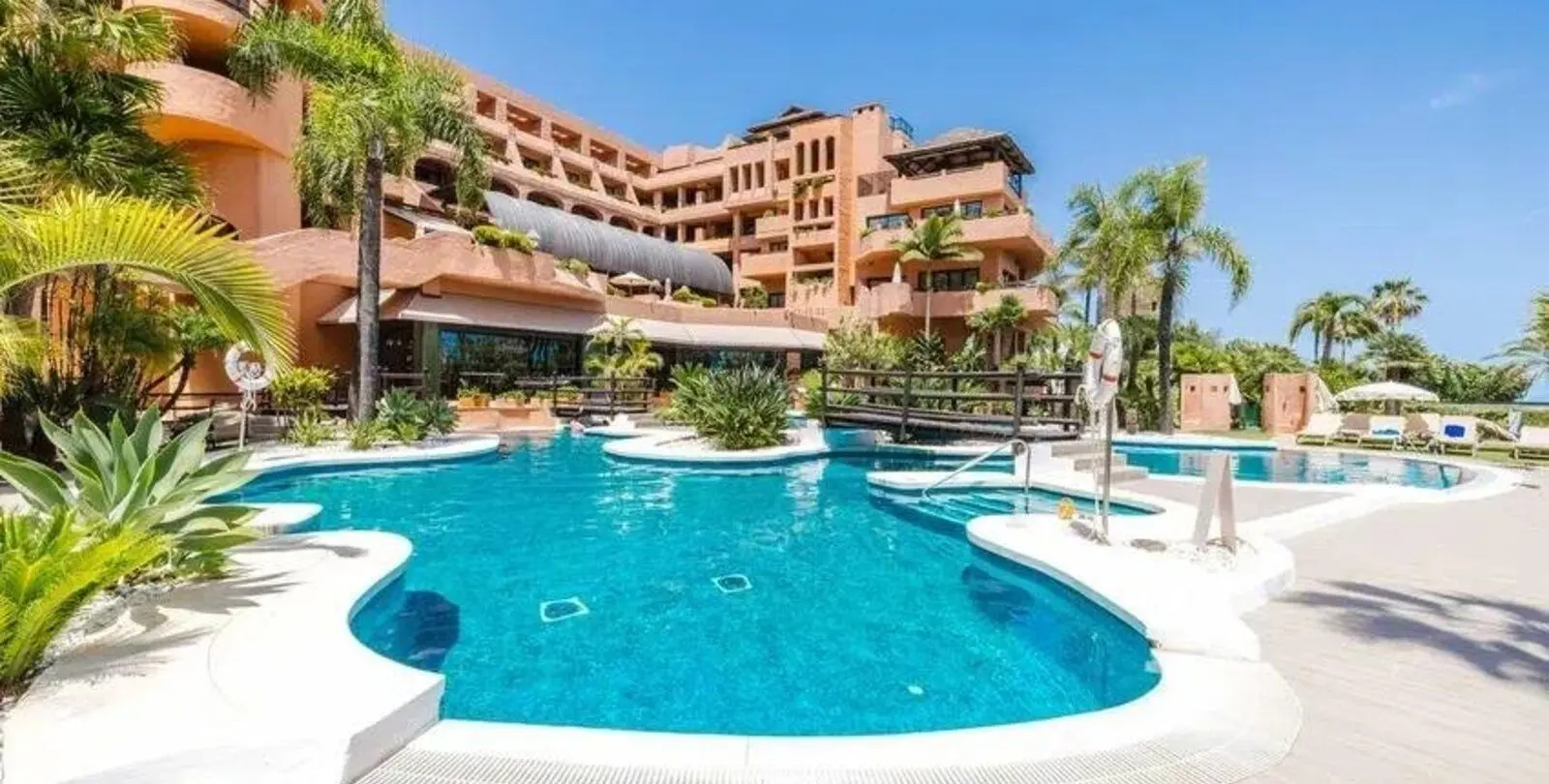 Sale of middle floor apartment in Estepona 1