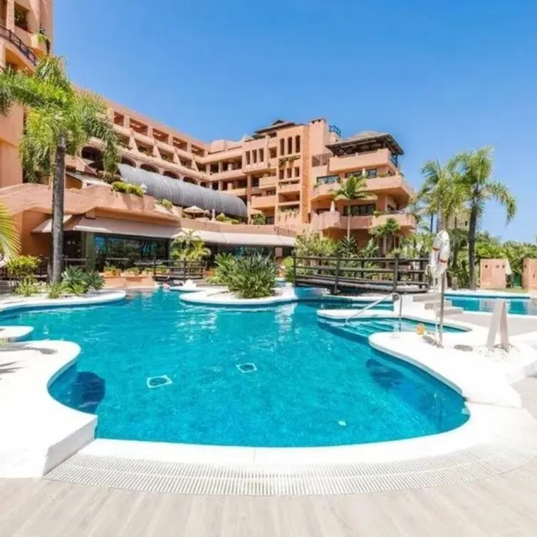 Sale of middle floor apartment in Estepona