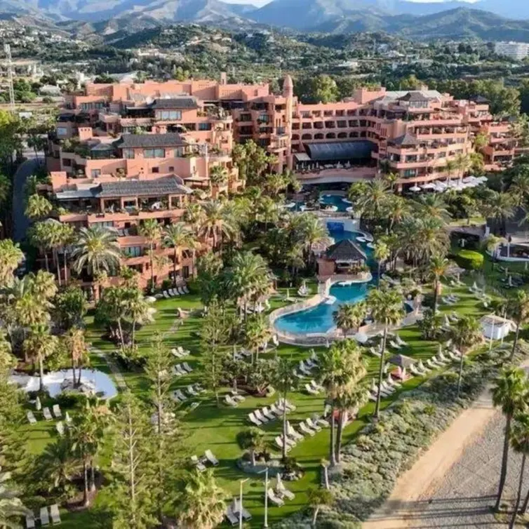 Sale of middle floor apartment in Estepona