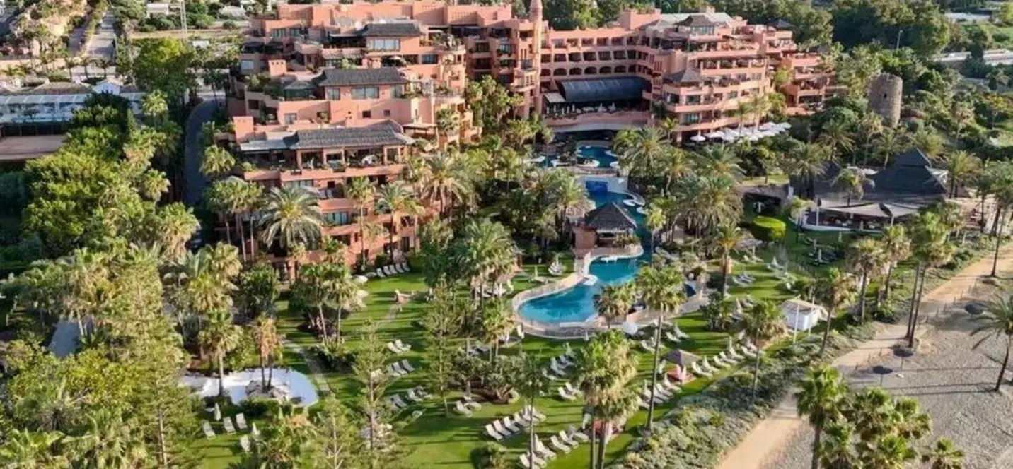 Sale of middle floor apartment in Estepona 1