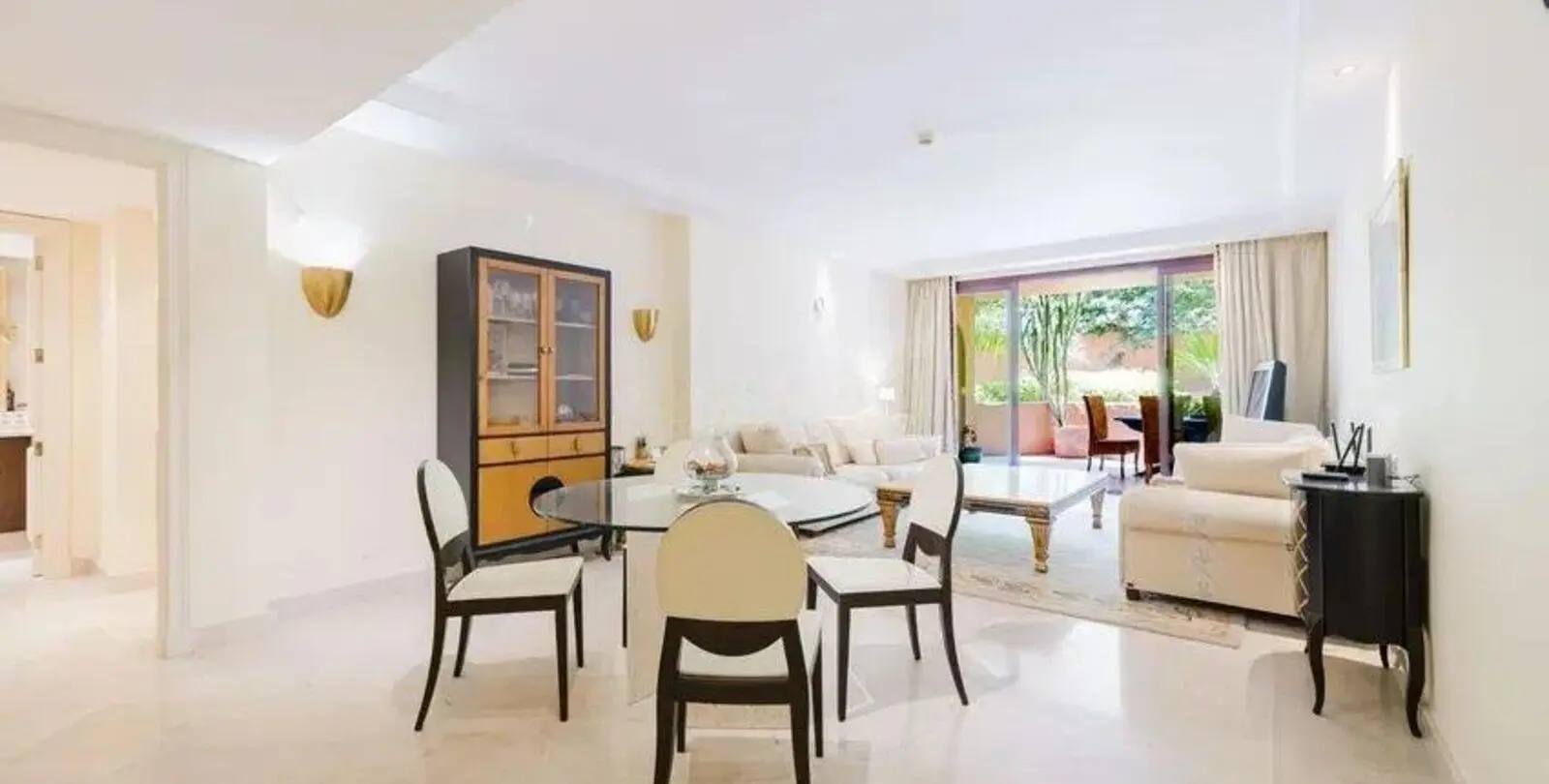 Sale of middle floor apartment in Estepona 3