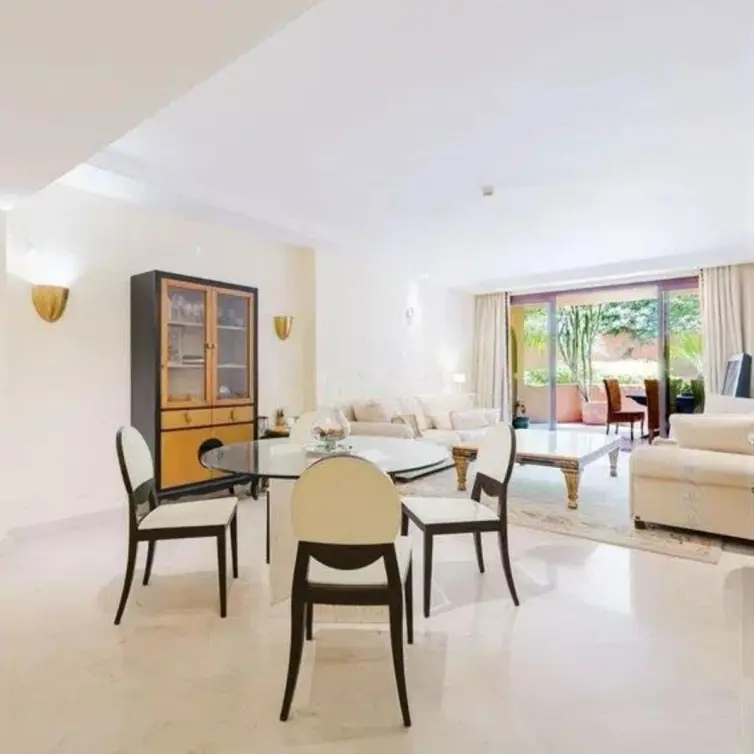 Sale of middle floor apartment in Estepona