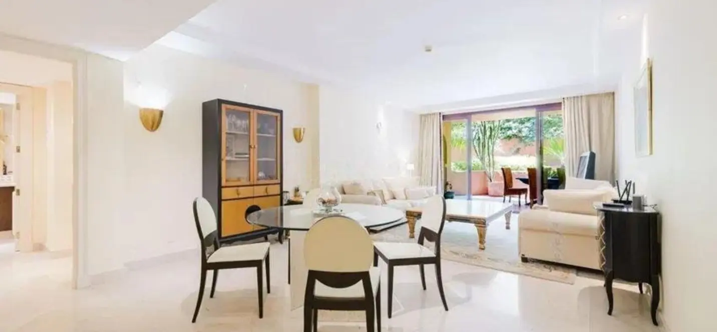 Sale of middle floor apartment in Estepona 2